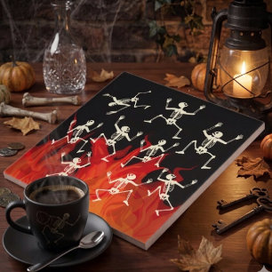 Tanzende Skelette in Flammen für Halloween Fliese