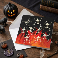 Tanzende Skelette in Flammen für Halloween