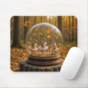 Tanzende Streifenhörnchen in einer Glaskugel Mousepad