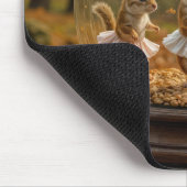 Tanzende Streifenhörnchen in einer Glaskugel Mousepad (Ecke)
