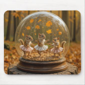 Tanzende Streifenhörnchen in einer Glaskugel Mousepad (Vorne)