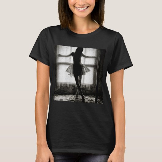 Tanzender Schatten am Fenster T-Shirt (Vorderseite)