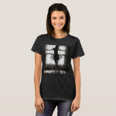 Tanzender Schatten am Fenster T-Shirt (Vorne ganz)