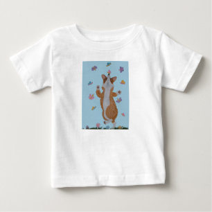 Tanzender walisischer Corgi mit Schmetterlingen Baby T-shirt