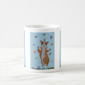 Tanzender walisischer Corgi mit Schmetterlingen Kaffeetasse (Mittel)