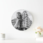 Tanzendes Gebäude in Prag Große Wanduhr (Zuhause)