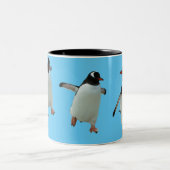 Tanzenpenguin-Tasse Zweifarbige Tasse (Mittel)