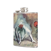 Tänzer, die von Edgar Degas ihre Schuhe schnappen Flachmann (Links)