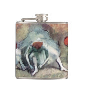 Tänzer, die von Edgar Degas ihre Schuhe schnappen Flachmann (Vorderseite)