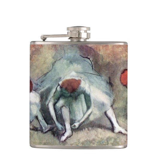 Tänzer, die von Edgar Degas ihre Schuhe schnappen Flachmann (Vorderseite)