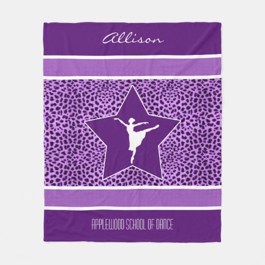 Tänzer im lila Cheetah-Druck mit Monogramm Fleecedecke (Vorderseite)