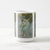 Tänzer in Green Edgar Degas Kaffeetasse (Mittel)