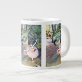 Tänzer mit einem Bouquet von Blume von Edgar Degas Jumbo-Tasse (Vorderseite Rechts)