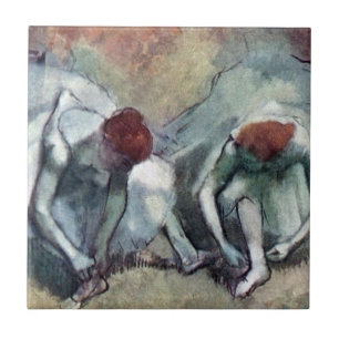 Tänzer schnüren ihre Schuhe von Edgar Degas Fliese