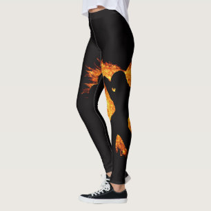 Tänzerinnen im Herz-Form-Feuer auf schwarzem Leggings