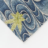 TANZKIMONO, WASSER, FALLENDE BLÄTTER FLEECEDECKE (Ecke)