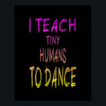 Tanzlehrer Ich lehre kleine Menschen, zu tanzen Poster<br><div class="desc">Tanzlehrer Ich lehre kleine Menschen Geschenke zu tanzen. Perfektes Geschenk für Ihren Vater,  Mama,  Papa,  Männer,  Frauen,  Freunde und Familienmitglieder am Erntedank Tag,  Weihnachten,  Muttertag,  Vatertag,  4. Juli,  1776 Unabhängiger Tag,  Veteranen Tag,  Halloween,  Patrick's Day</div>