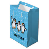Tanzpinguine Design Mittlere Geschenktüte (Vorderseite Schrägansicht)