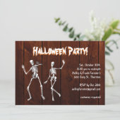 Tanzskelette auf Wood Halloween Einladung (Stehend Vorderseite)