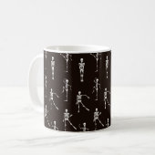 Tanzskelette nahtloses Muster Kaffeetasse (Vorderseite Links)