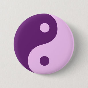 Taoistisches Yin-Yang-Symbol in Lila Button