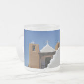 Taos Pueblo-Kirchen-mattierte Kaffee-Tasse Mattglastasse (Vorderseite Links)