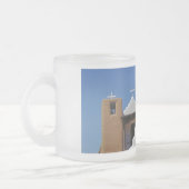 Taos Pueblo-Kirchen-mattierte Kaffee-Tasse Mattglastasse (Links)