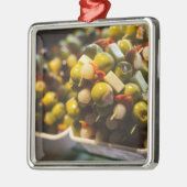 Tapas aus gestopften Oliven Silbernes Ornament (Links)