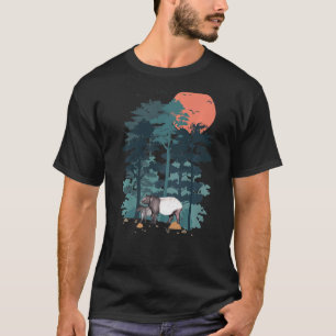 Tapir Mountain Pine Tree Sky Vögel fliegen vor For T-Shirt