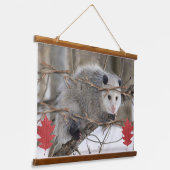 Tapisserie Opossum Natur aus Holz Wandteppich Mit Holzrahmen (Gewinkelt)