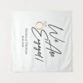 Tapiz We Are Engaged! Backdrop Wandteppich (Vorderseite (Horizontal))