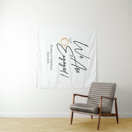 Tapiz We Are Engaged! Backdrop Wandteppich (Beispiel (Horizontal))