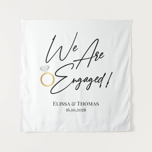 Tapiz We Are Engaged! Backdrop Wandteppich (Vorderseite)