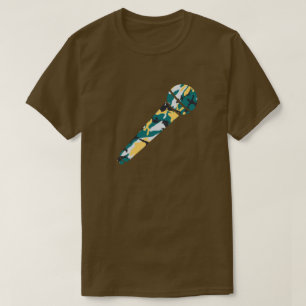 Tarnmuster-Mikrofon am Seeufer T-Shirt