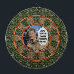 Tarnungs-Jäger-Grün-Orangen-Foto Dartscheibe<br><div class="desc">Dieser Jagd themed Dartboard hat ein grünes und braunes Camouflagemuster und wechselnden Schatten der Orange. Addieren Sie jedes mögliches Foto oder Bild, die Sie zur Mitte möchten (sie ist auch in unserem Speicher ohne die Fotoschablone verfügbar, wenn Sie möchten). Dieses ist ein großes Spielbrett für Outdoorsmen, Jäger und Männer mit...</div>