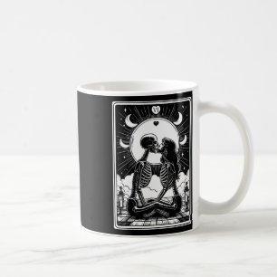 Tarot Card Das Liebesskelett erhält Halloween Kaffeetasse