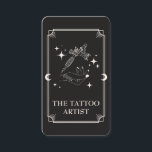 Tarot Card Tattoo Artist Celestist Business Card Visitenkarte<br><div class="desc">Tarot Card Tattoo Artist Business Card! Minimaler Elfenbein-Creme-Text und Details ergänzen das böhmische und himmlische Moon- und Sternenkartenthema Tarot. Text ist vollständig anpassbar, können Sie mit der Schaltfläche "Personalisieren" in Ihren eigenen Details bearbeiten. Vergessen Sie nicht, die passenden Artikel in dieser Kollektion auszuprobieren! Ideal für Tattoo-Künstler, Piercers, Tattoo-Shopbesitzer oder für...</div>