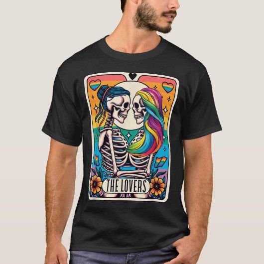 Tarot-Karte Die Liebenden Regenbogen Küssen Lesben T-Shirt (Vorderseite)