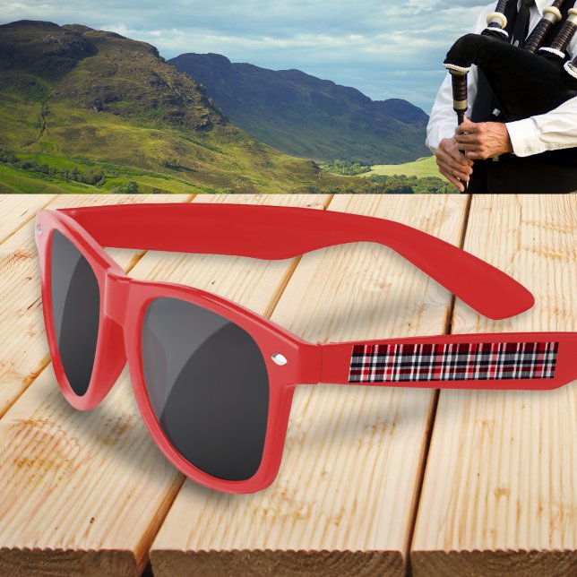 Tartan Kariert Red White Blue Gemustert (A pair of sunglasses with a red, white and blue tartan pattern on the arms)
