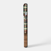 Tartan-Karo-Handyhülle mit Holz-Monogramm iPhone 15 Hülle (Linke Seite)