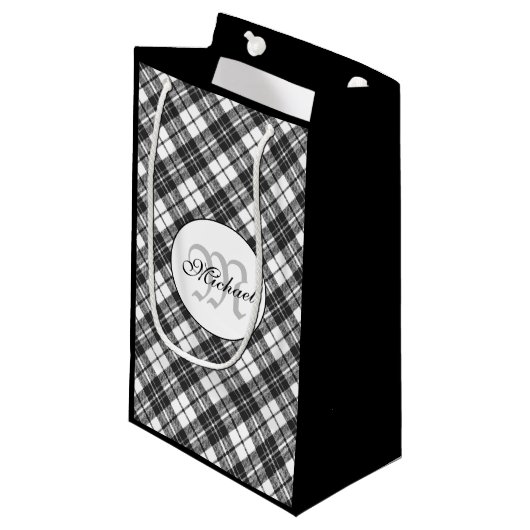 Tartan pattern Christmas Schwarz-weiß Monogram Kleine Geschenktüte (Vorderseite Schrägansicht)