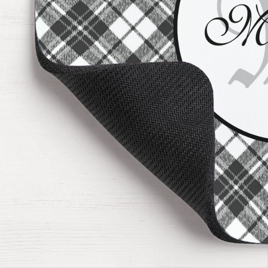 Tartan pattern Christmas Schwarz-weiß Monogram Mousepad (Ecke)
