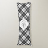Tartan pattern Christmas Schwarz-weiß Monogram Seitenschläferkissen (Vorderseite Vertikal)