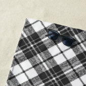 Tartan pattern Christmas Schwarz-weiß Monogram Strandtuch (Beispiel)