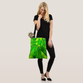Tasche Abstrakte Linien Grüne Blume (Am Model)