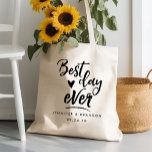 Tasche am besten am Tag<br><div class="desc">Teilen Sie diese Tasche mit Ihren Hochzeitsjungfrauen und Gästen - ideal für eine Wochenendhochzeit oder Gastgeschenke Hochzeiten.</div>