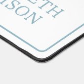 Tasche am Strand zwischen blau und weiß Streifen Schreibtischunterlage (Ecke)