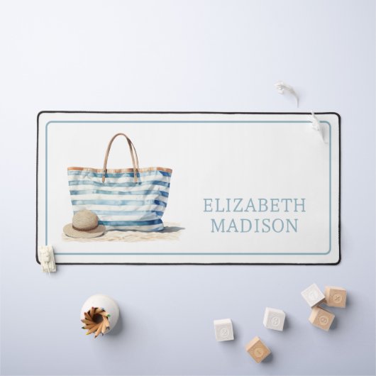 Tasche am Strand zwischen blau und weiß Streifen Schreibtischunterlage (Kindertisch)