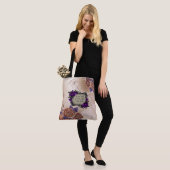 Tasche aus goldfarbenem Marmor (Am Model)