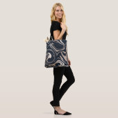 Tasche aus schwarzem/goldfarbenem Marmor (Am Model)